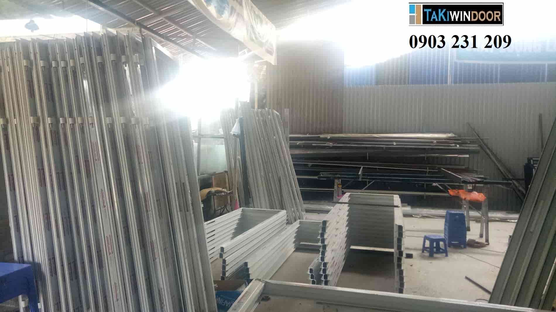 Một góc của xưởng gia công Xingfa của TAKIWINDOOR