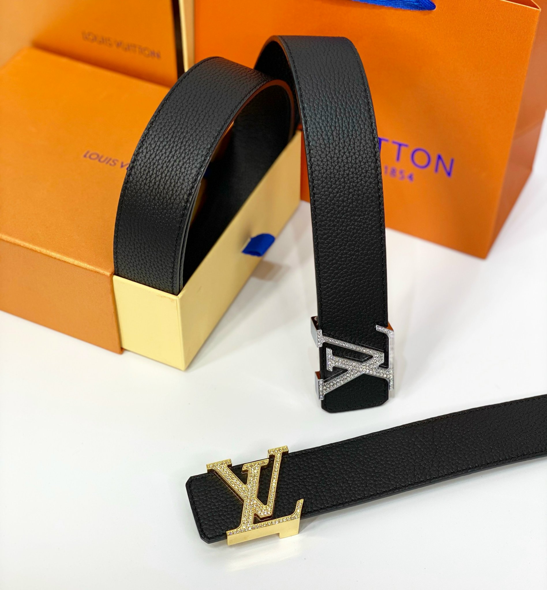 Thắt lưng Louis Vuitton nam fake chính hãng mặt vàng sáng bóng dây đen sần  LV