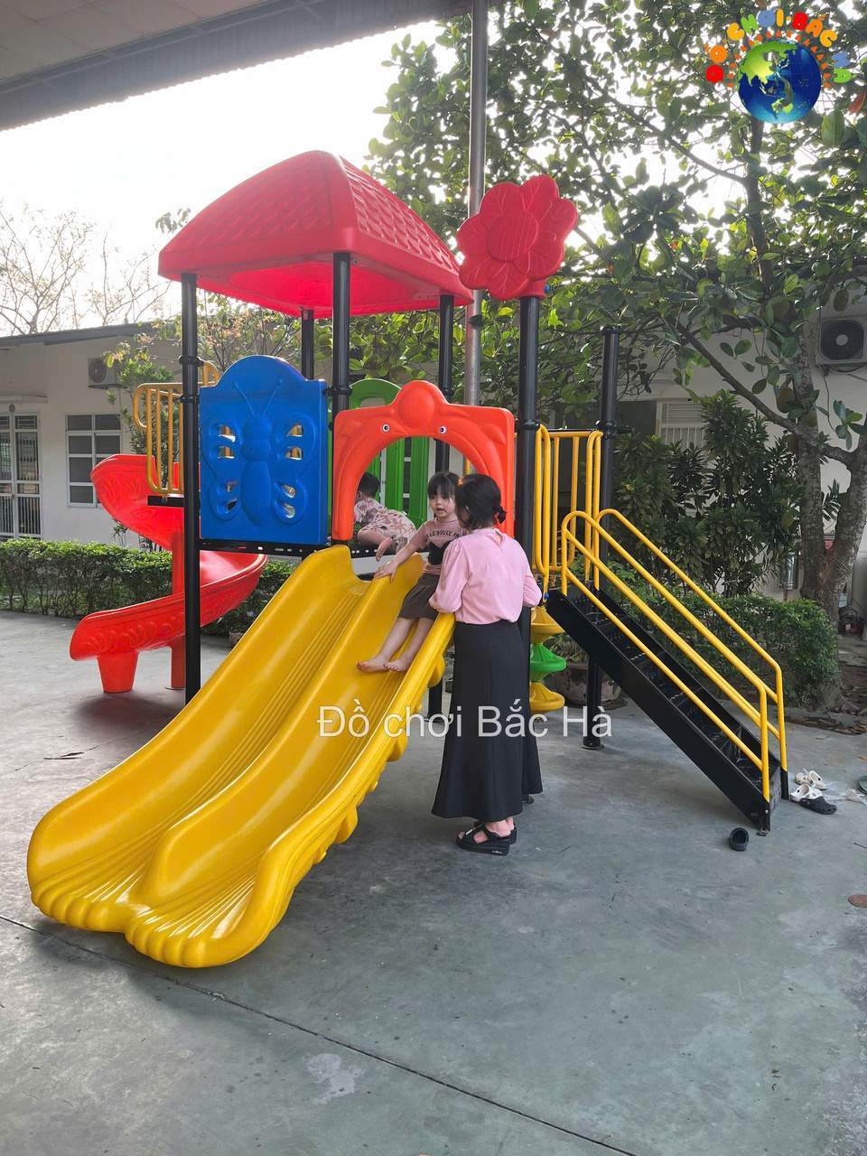 hoan-thanh-cong-trinh-san-choi-tre-em-ngoai-troi-do-do-choi-bac-ha-thi-cong-tai-