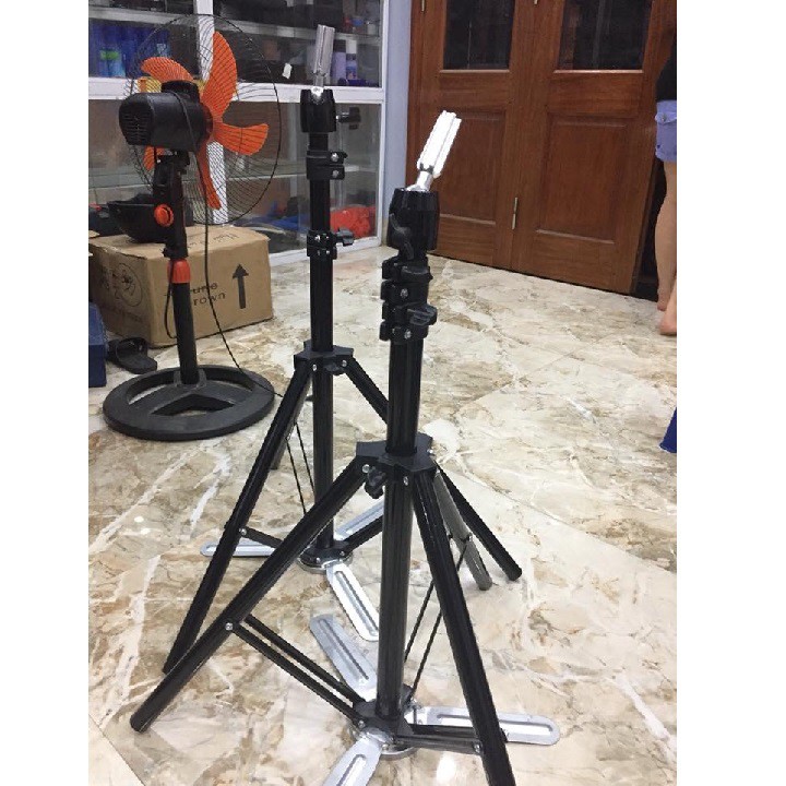 Chân Manoanh học cắt tóc đế 3 chân giữ