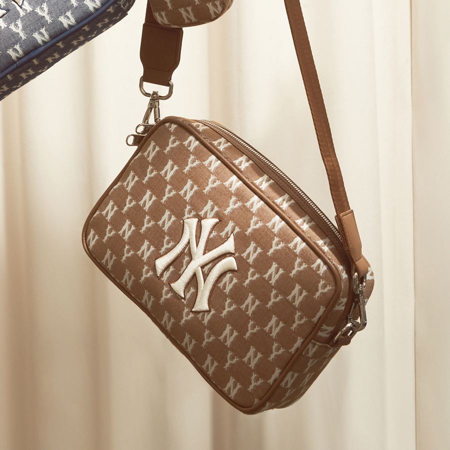 TÚI ĐEO CHÉO B219 MLB NY MONOGRAM JACQUARD CROSS BAG BLACKWHITE Balo No1 #21 TÚI ĐEO CHÉO B219 MLB NY MONOGRAM JACQUARD CROSS BAG BLACKWHITE Balo No1