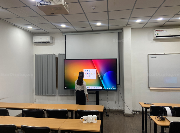 2024/06: Lắp đặt màn hình tương tác thông minh Viewsonic cùng chân di động tại học viện Sapp Academy
