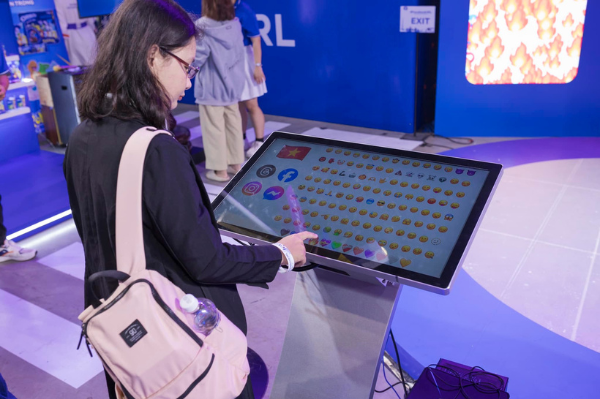 2024/05: Lắp đặt cho thuê màn hình cảm ứng chân nghiêng 32inch tại sự kiện Facebook IRL
