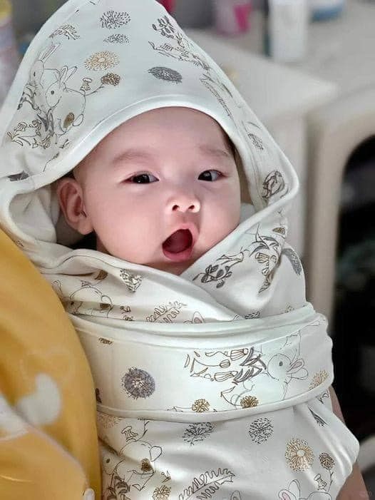 Sinh Con Năm 2025 Có Tốt Không? Con Mệnh Gì? Hợp Màu Gì?