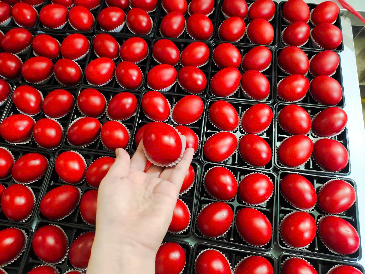 Trứng Gà Đỏ May Mắn Trong Mâm Cúng Đầy Tháng Thôi Nôi