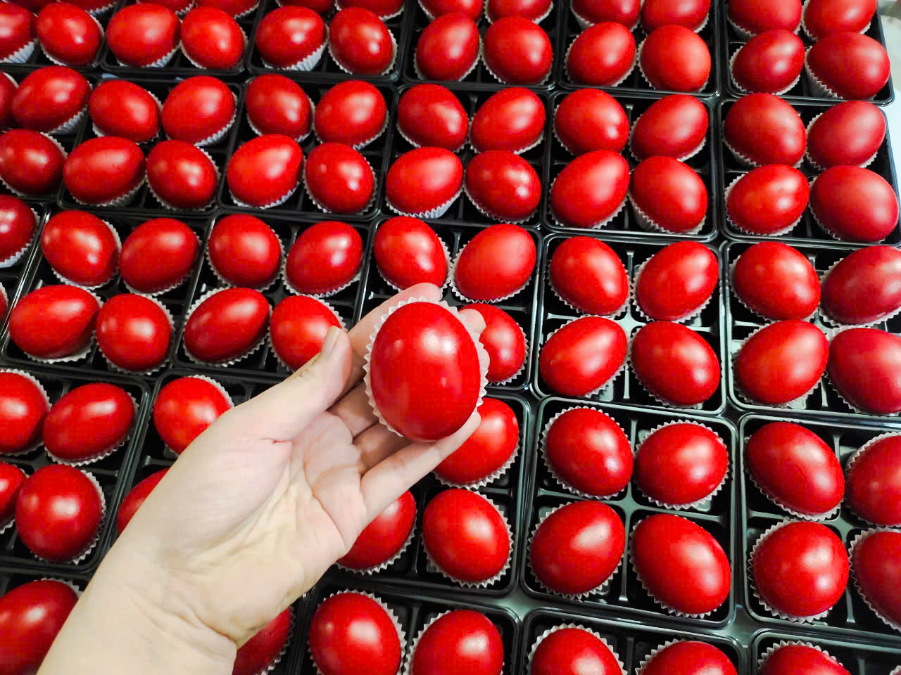 Trứng Gà Đỏ - Trứng Báo Hỷ: Nghệ Thuật Ẩm Thực Truyền Thống