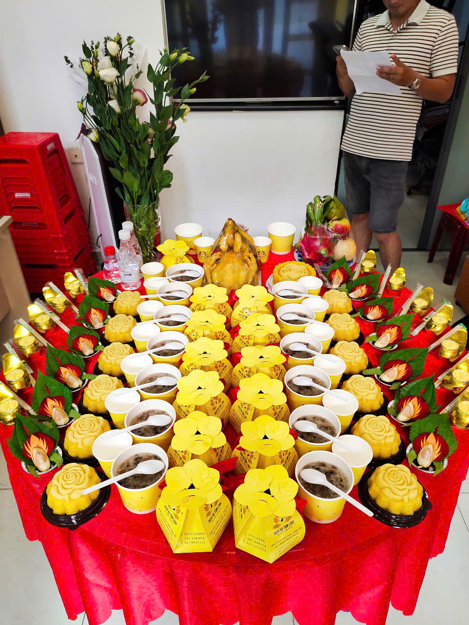 Mâm cúng đầy tháng bé trai tone vàng chè đậu