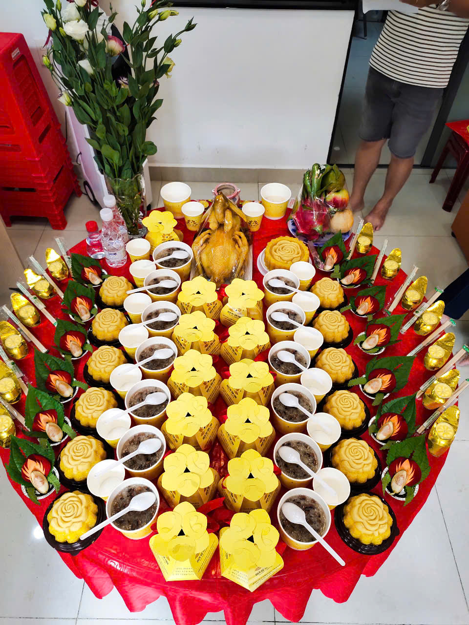 Mâm cúng đầy tháng bé trai tone vàng chè đậu