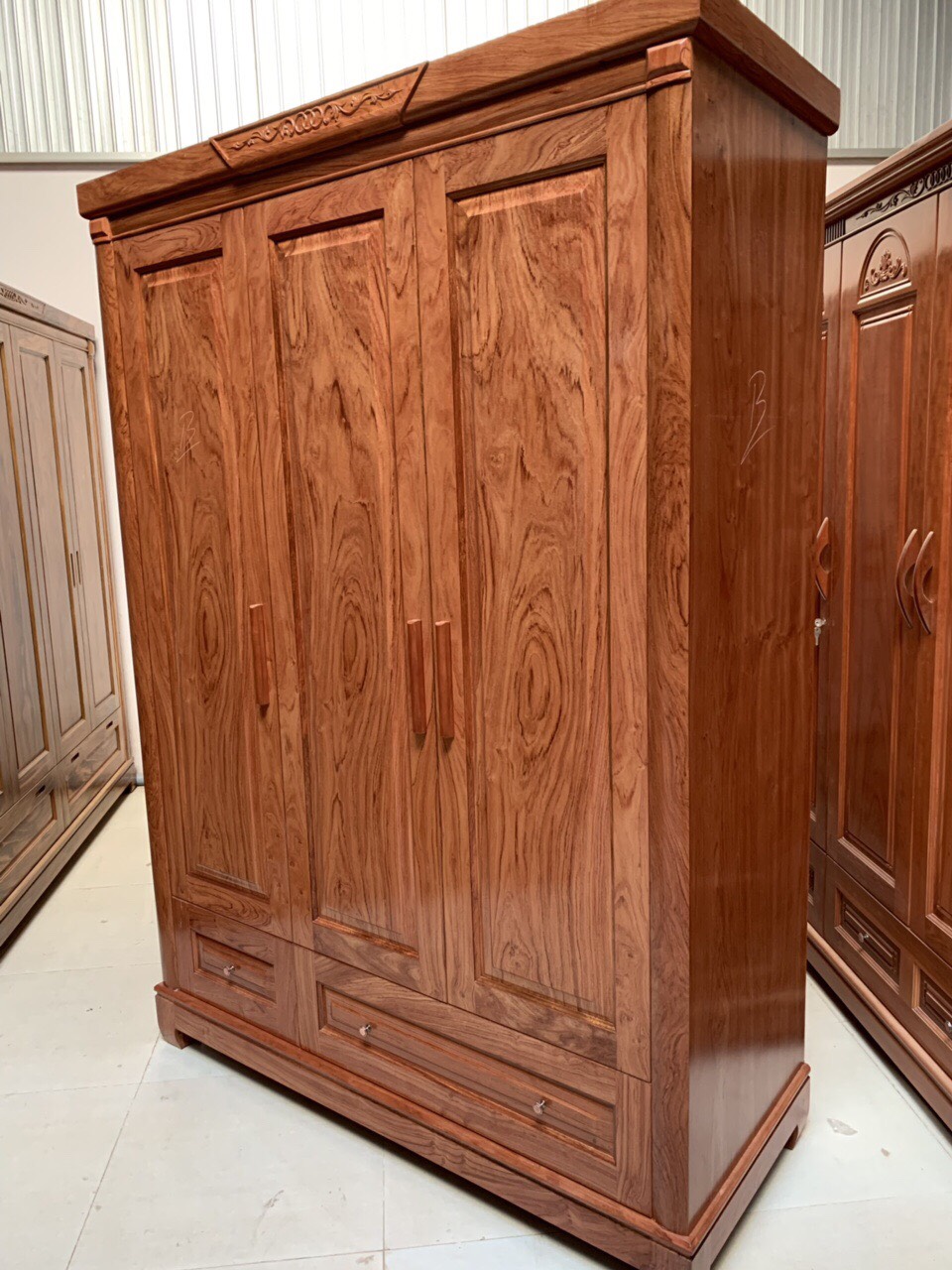 Tủ áo gỗ hương đá