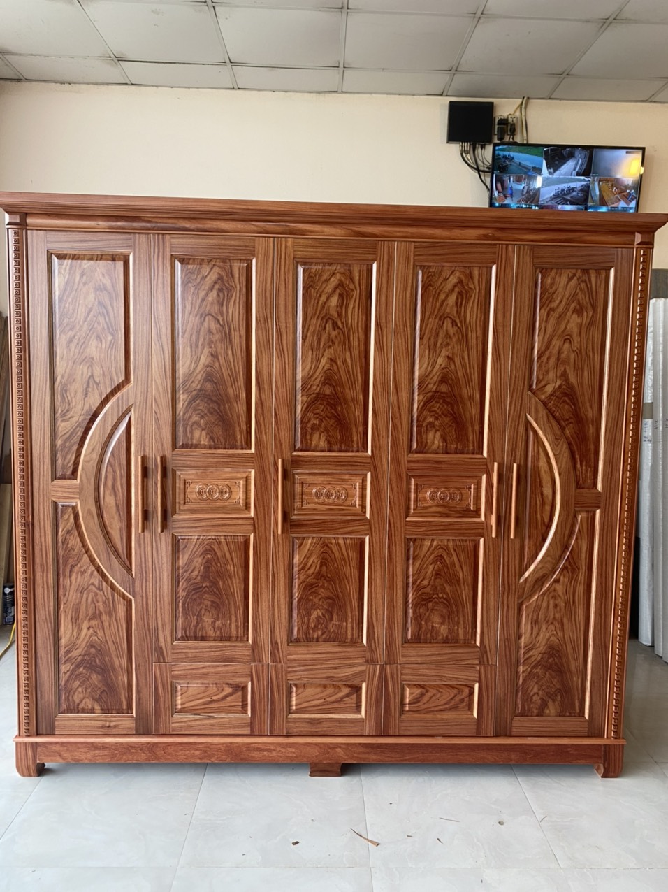 Tủ áo gỗ cẩm paorosa cánh cong