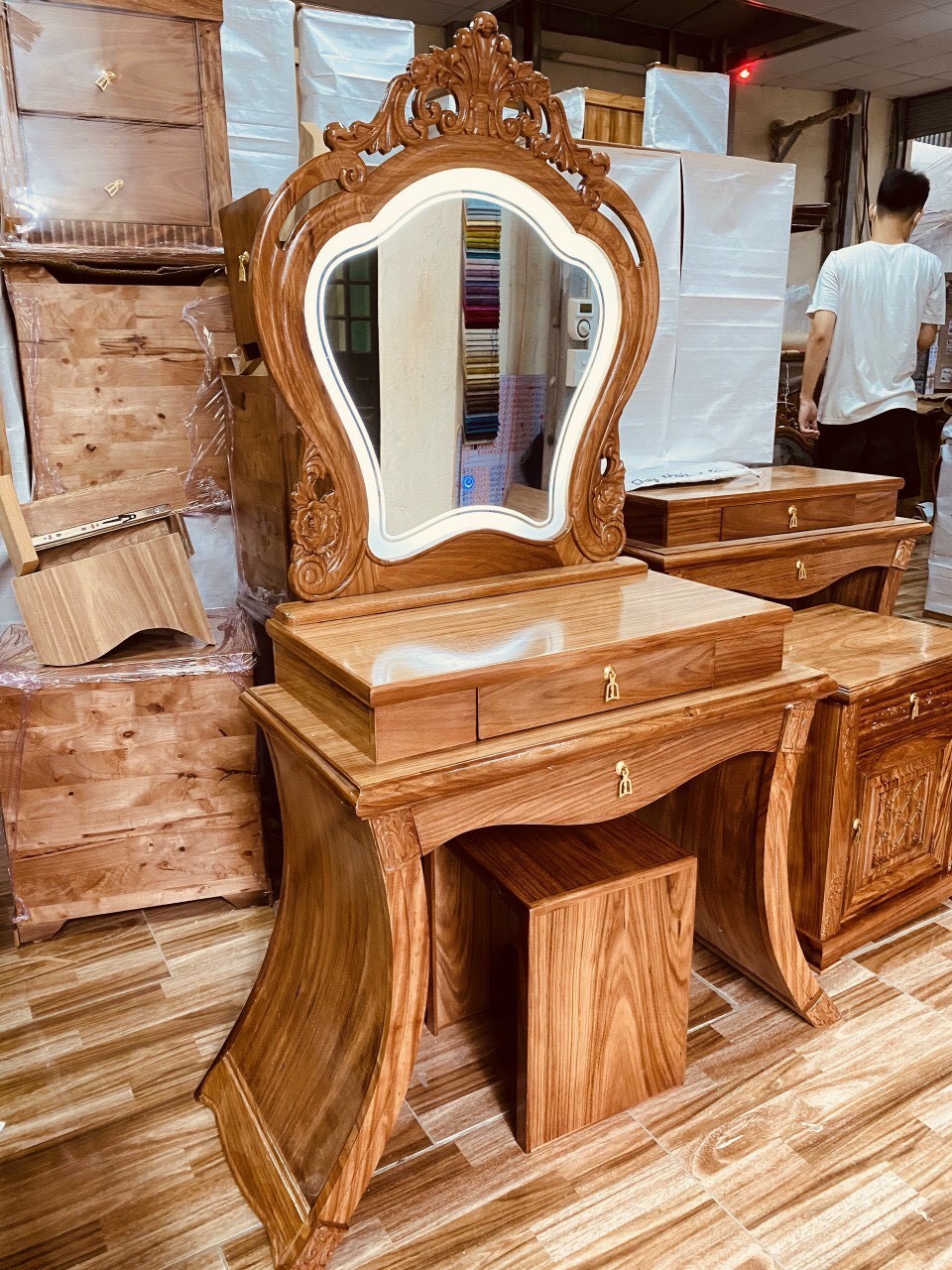 Bàn trang điểm mới 01