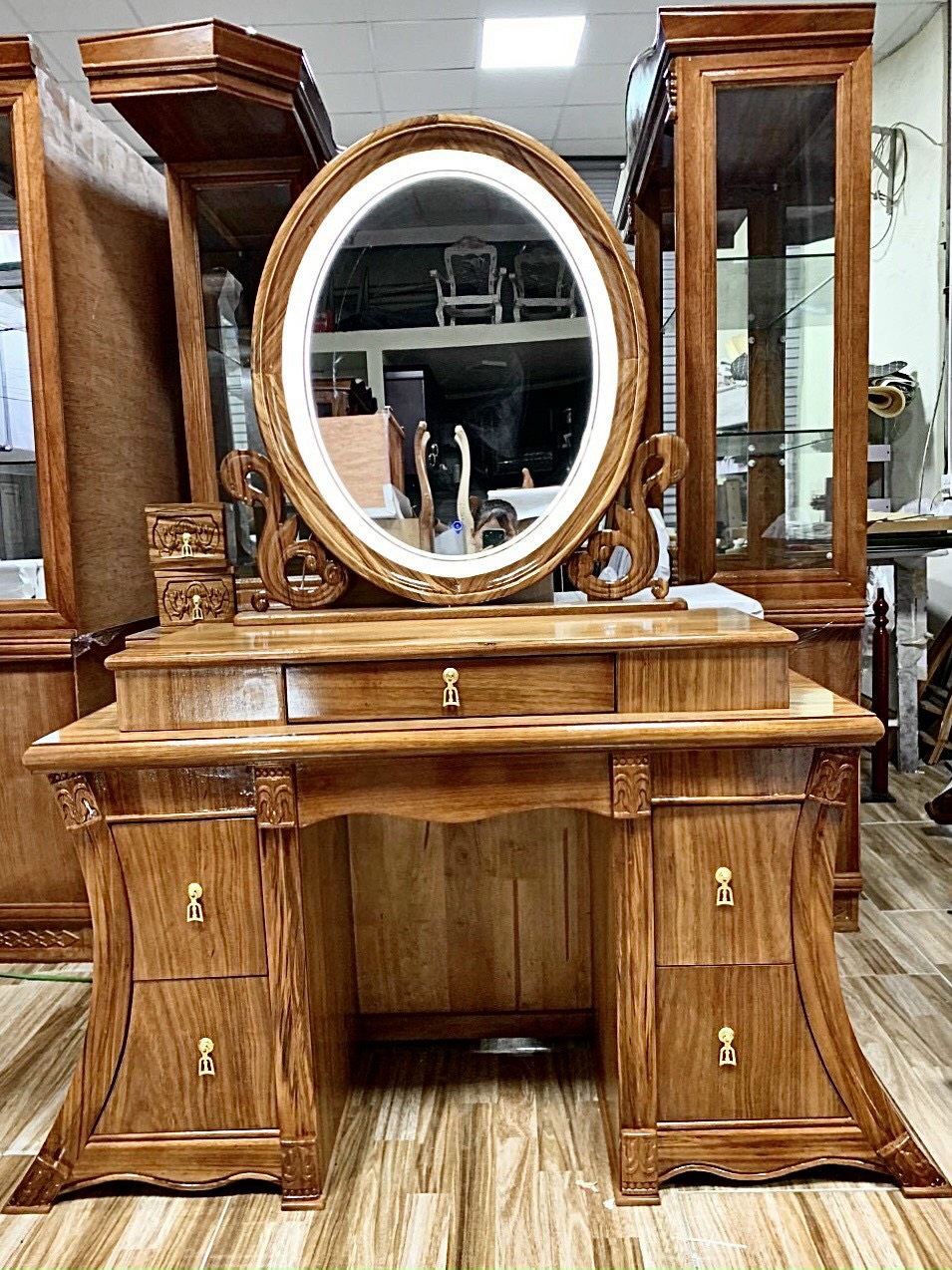 Bàn trang điểm mới 02