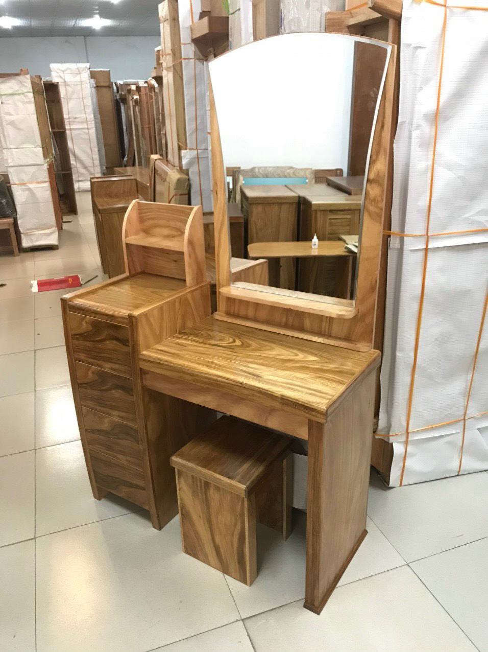 Bàn trang điểm gỗ 04