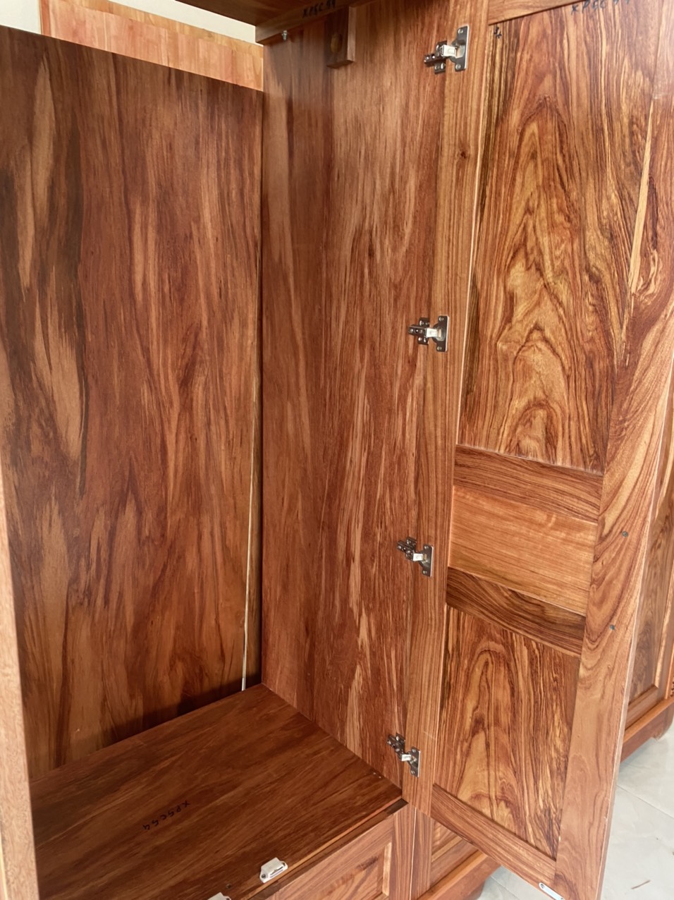 Tủ áo gỗ cẩm paorosa cánh cong