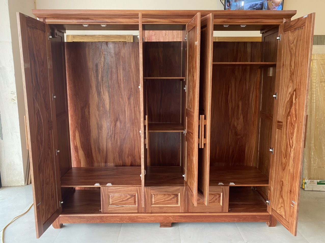 Tủ áo gỗ cẩm paorosa cánh cong