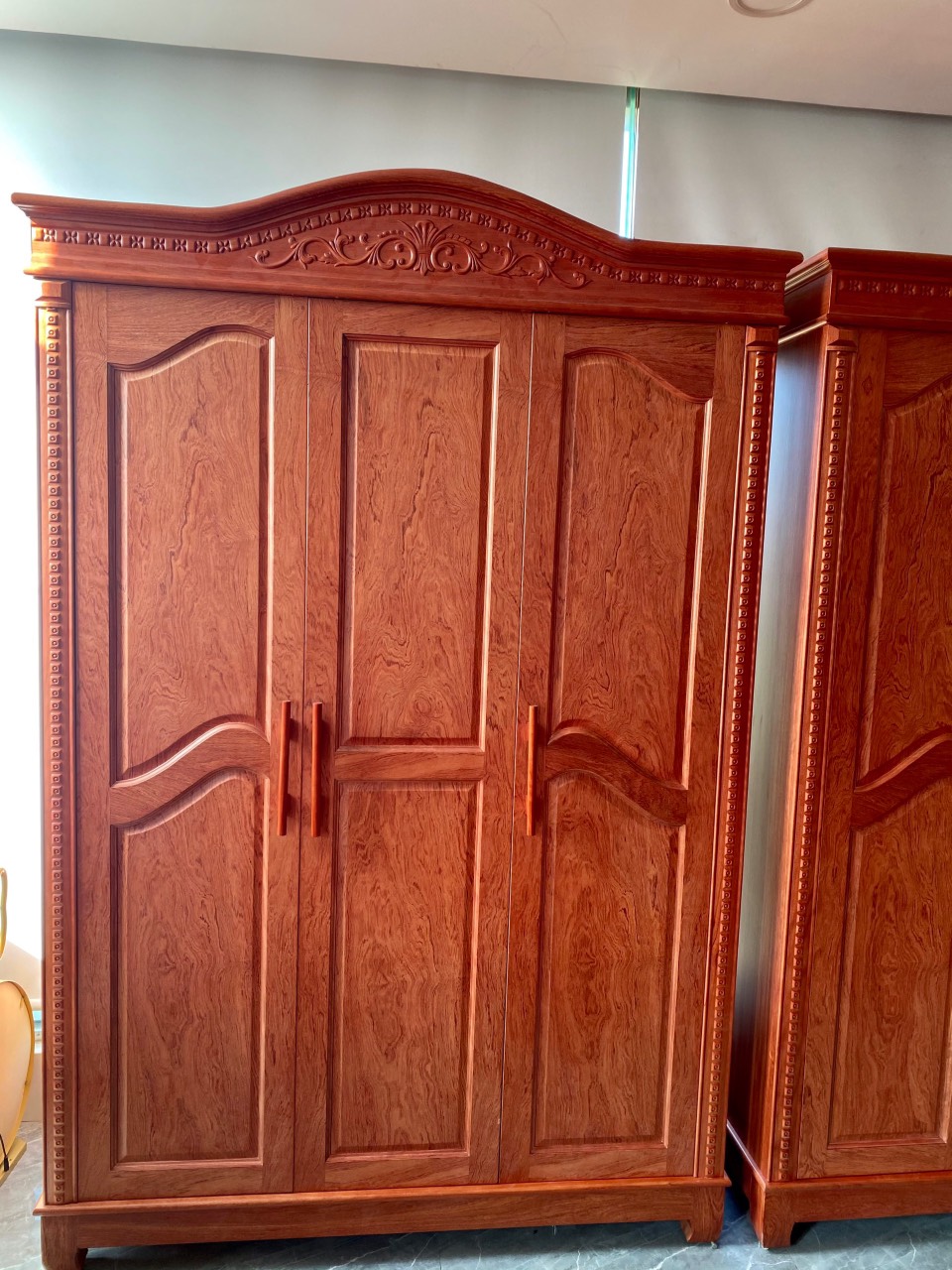 Tủ áo gỗ hương đá tân cổ điển
