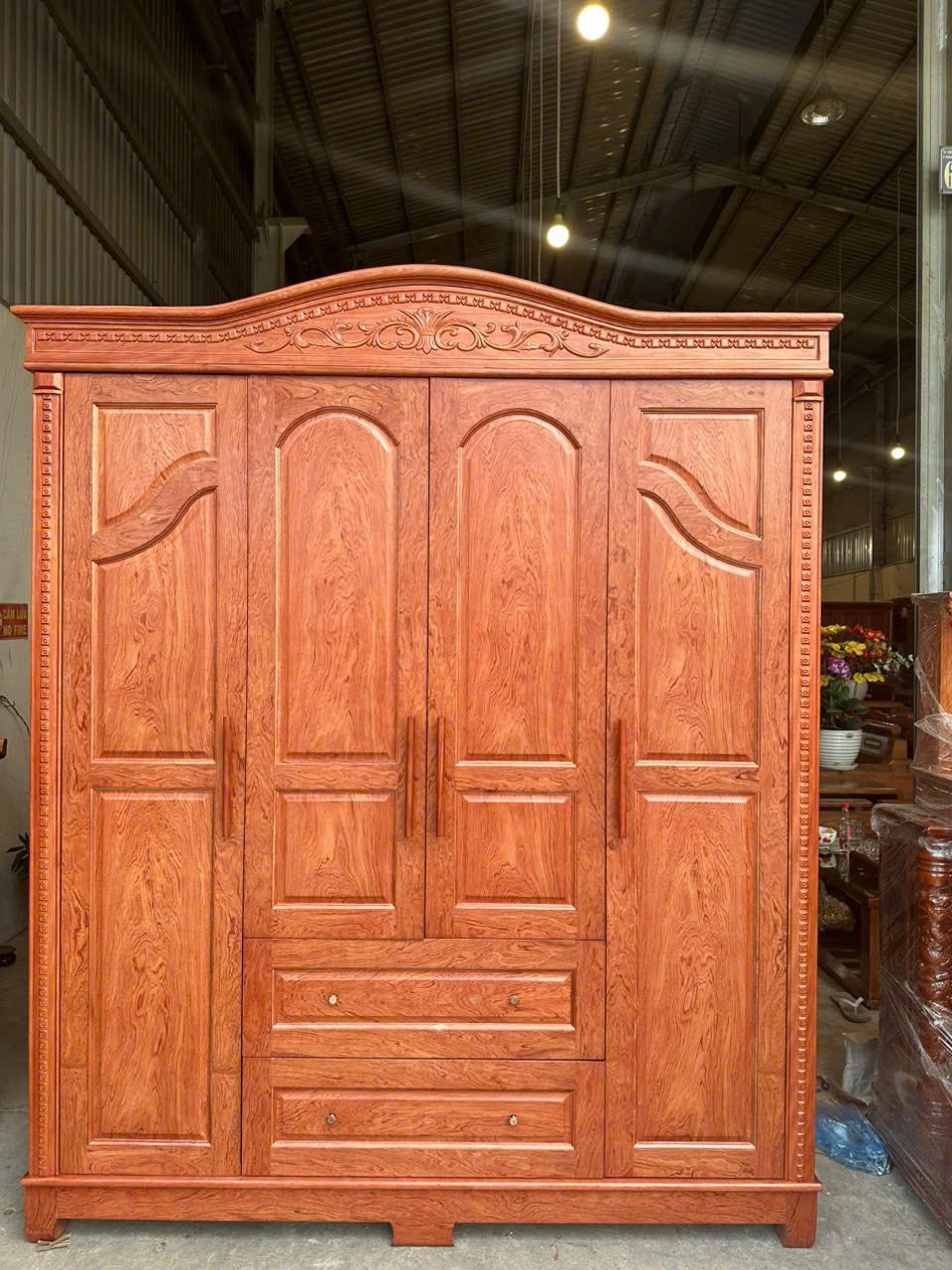Tủ áo gỗ hương đá tân cổ điển