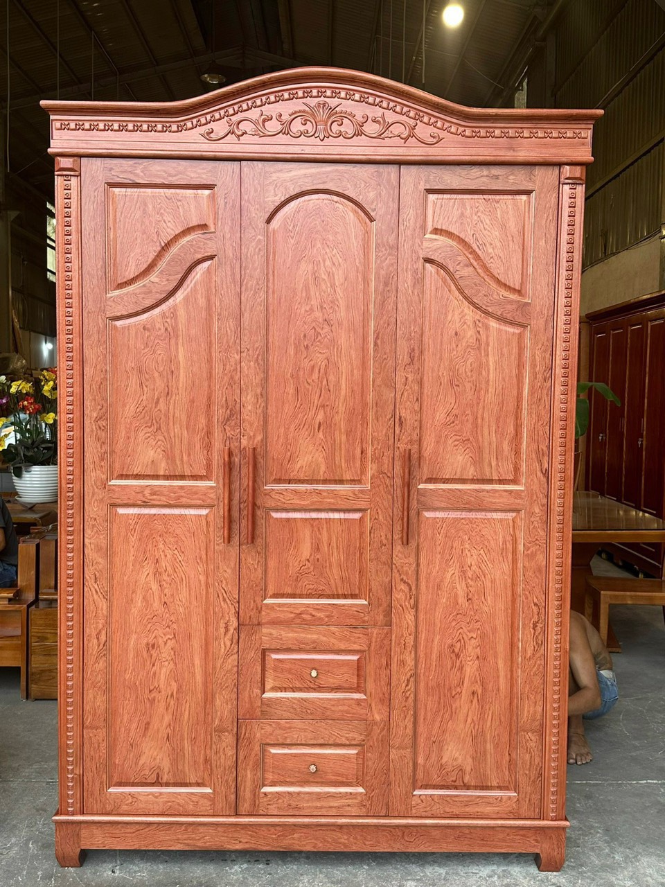 Tủ áo gỗ hương đá tân cổ điển