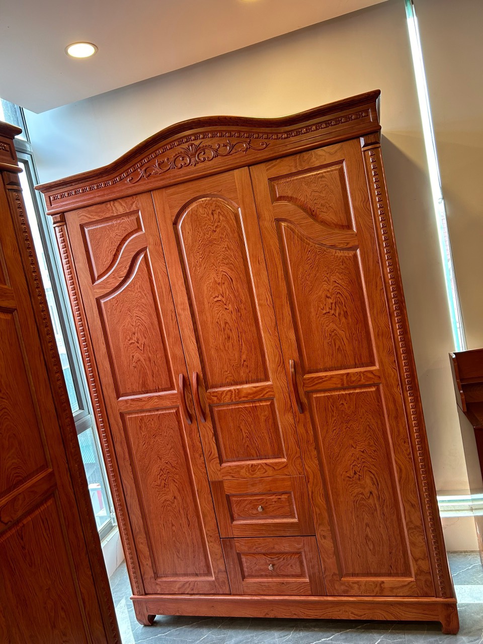 Tủ áo gỗ hương đá tân cổ điển