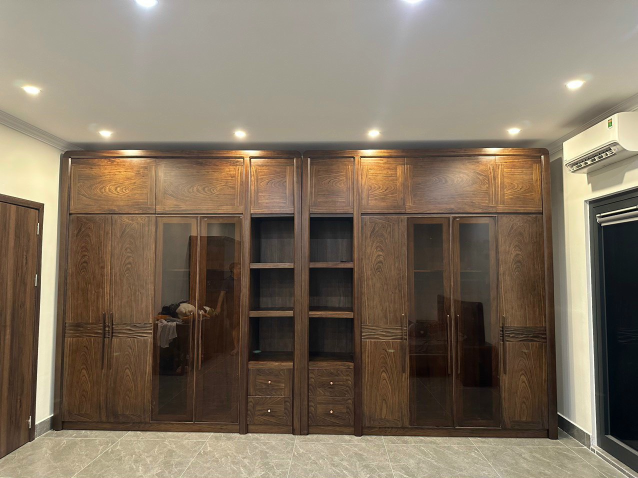 Tủ áo gỗ óc chó + cánh kính