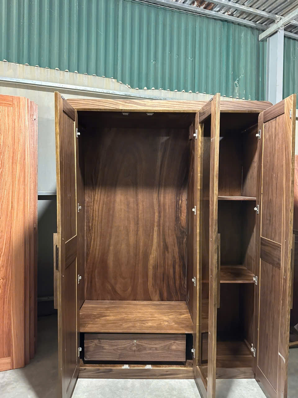 Tủ áo gỗ óc chó