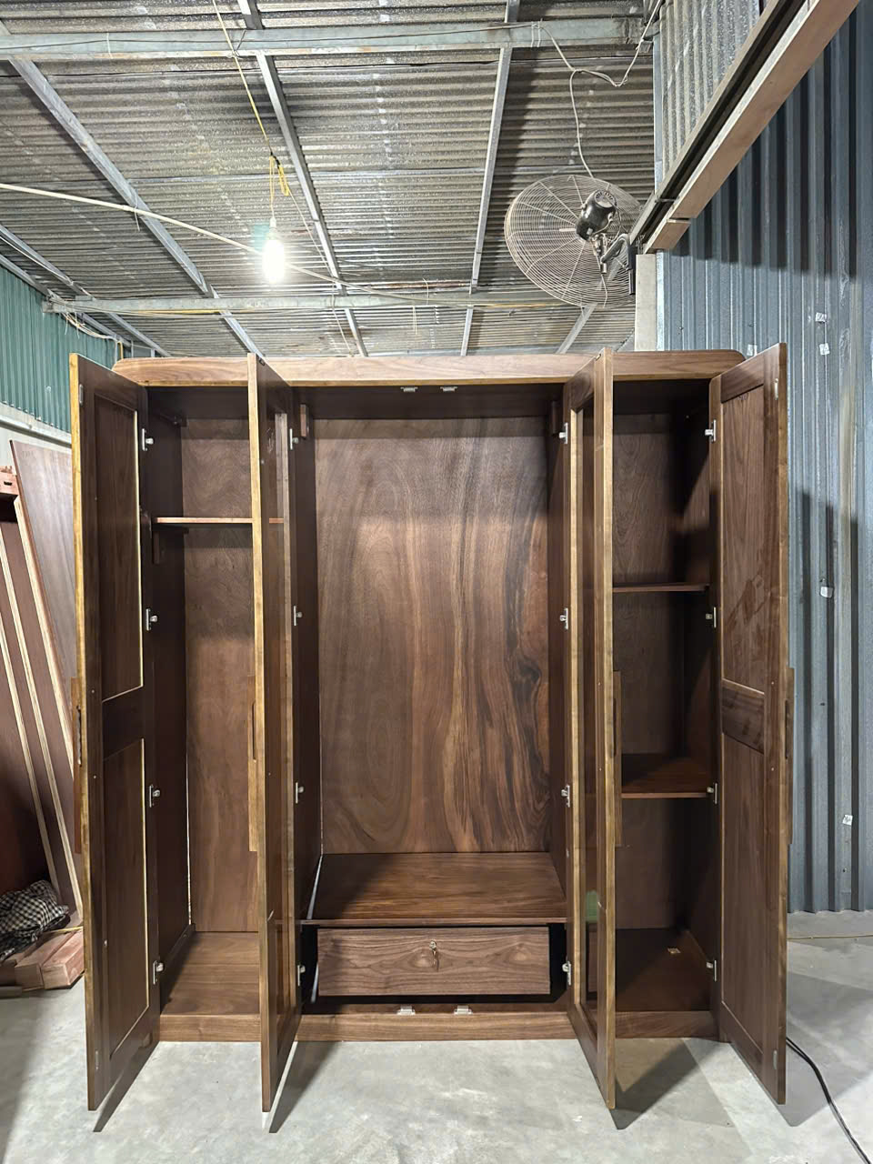 Tủ áo gỗ óc chó