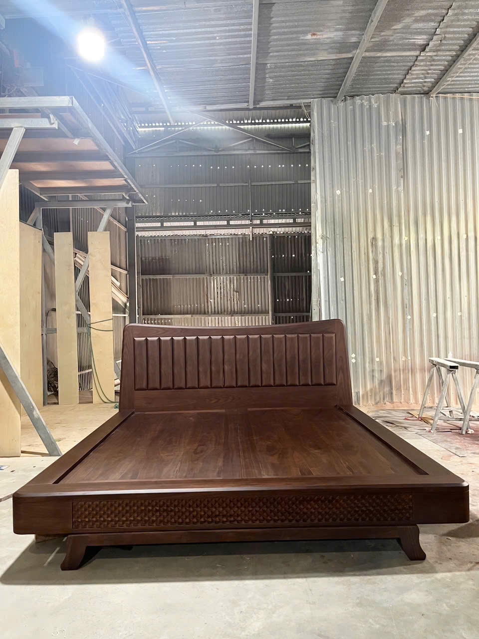 Giường ngủ gỗ óc chó đục trám thuyền
