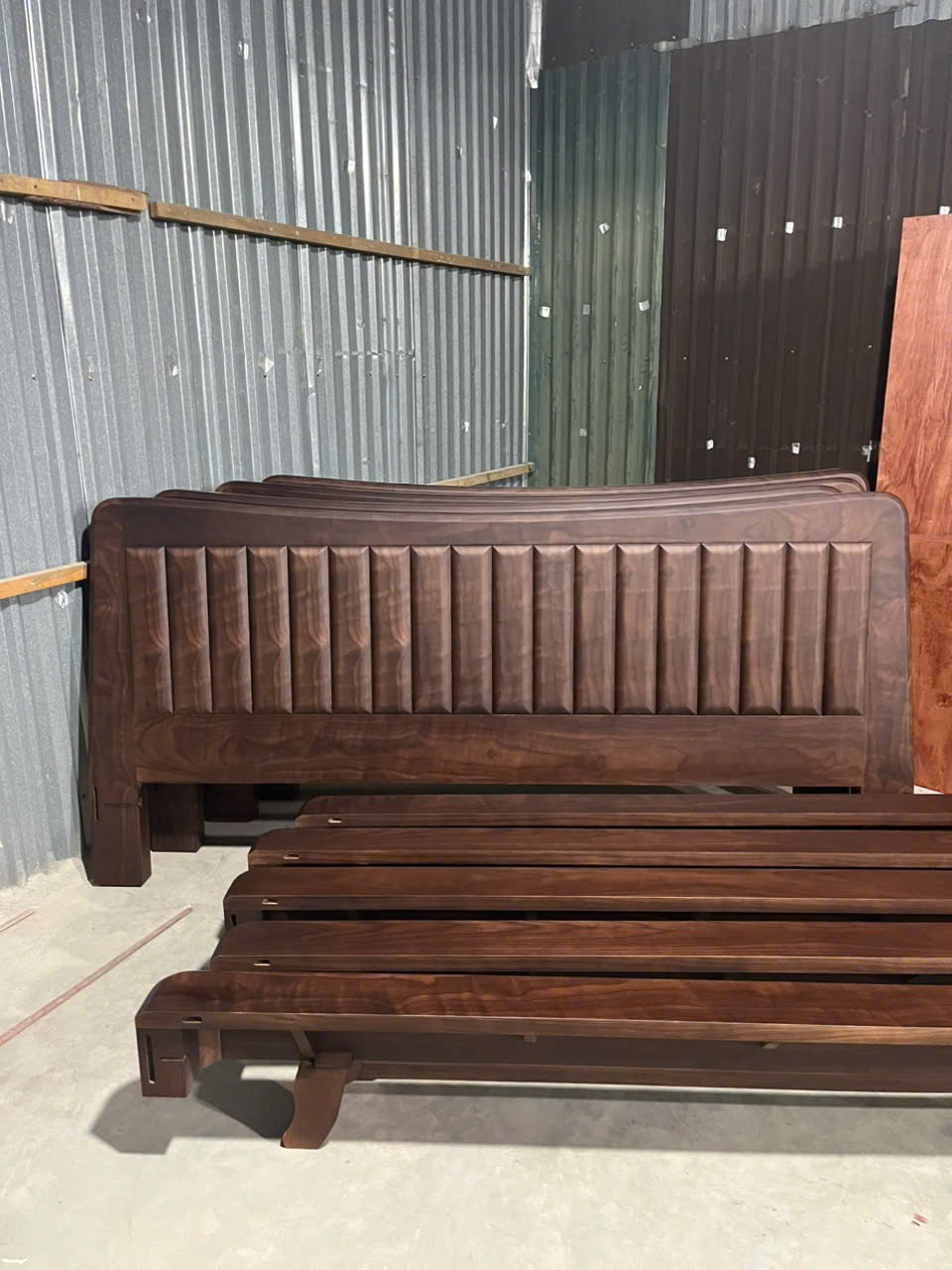 Giường ngủ gỗ óc chó đục trám thuyền