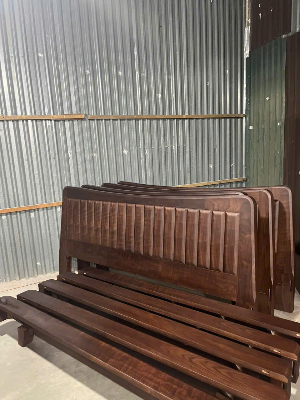 Giường ngủ gỗ óc chó đục trám thuyền