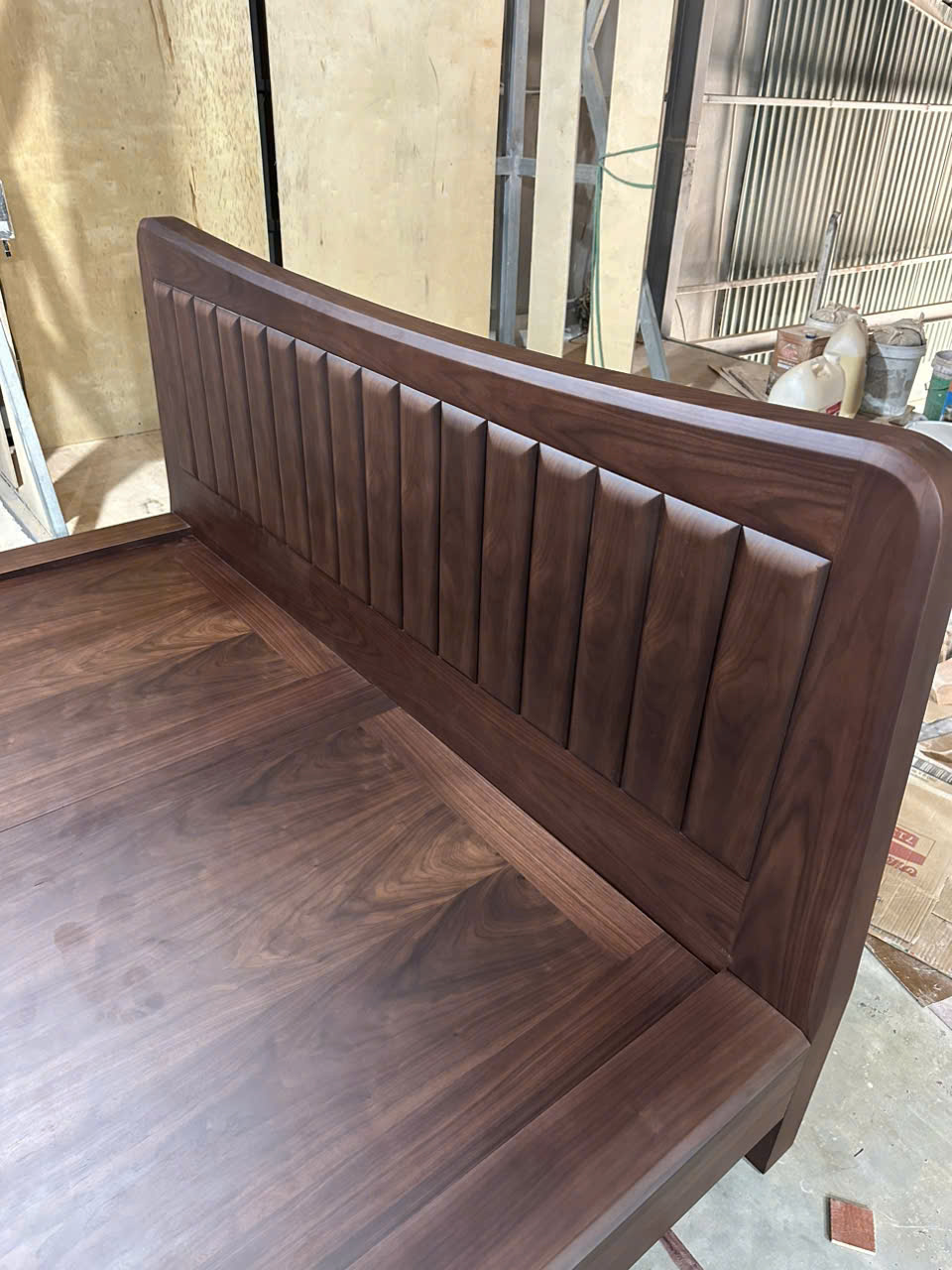 Giường ngủ gỗ óc chó đục trám thuyền