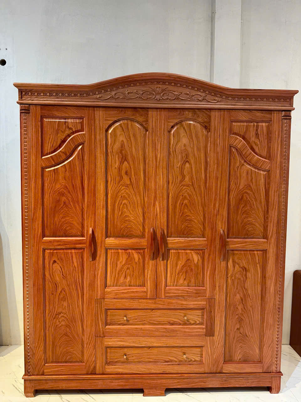 Tủ áo gỗ hương đá tân cổ điển
