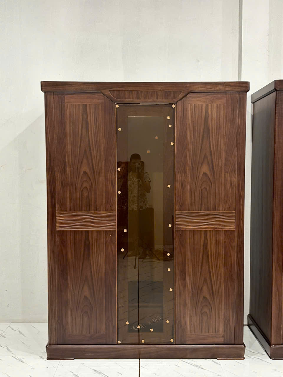 Tủ áo gỗ óc chó + cánh kính