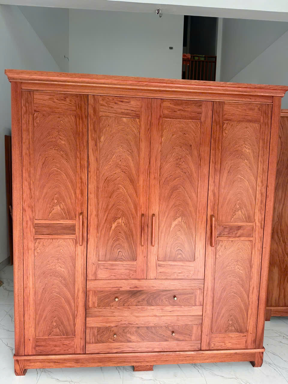 Tủ áo gỗ hương đá hiện đại