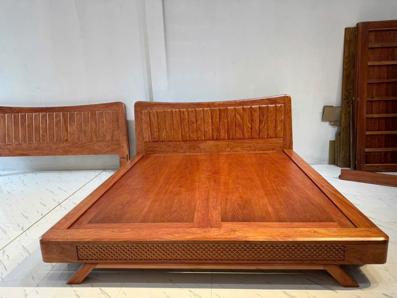 Giường Hương Đá Đục Chân Thuyền