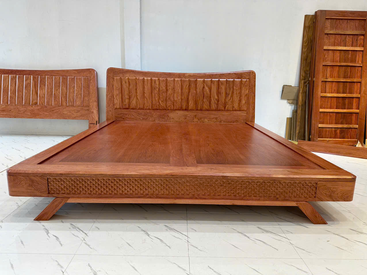 Giường Hương Đá Đục Chân Thuyền