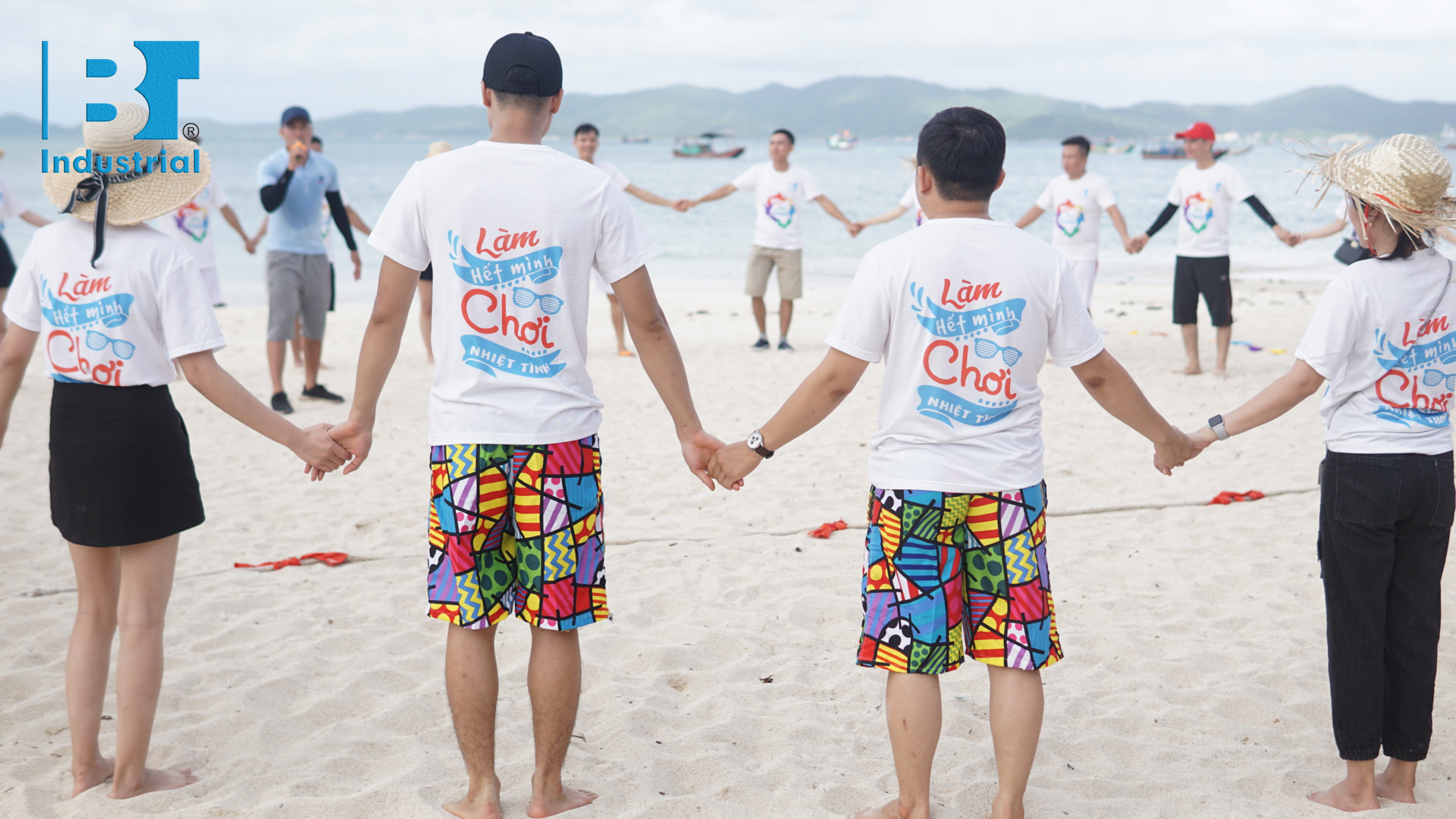 Team Building 2020 Bảo Tiên nối vòng tay lớn