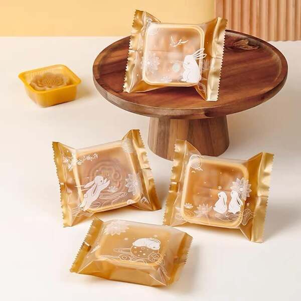 Bọc bánh trung thu vào trong khay nhựa và túi