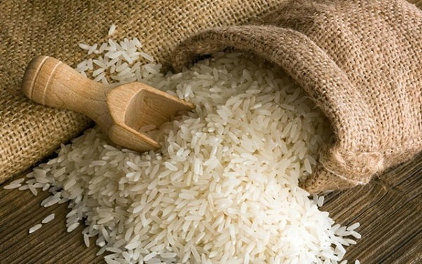 Thực hiện đánh bóng gạo và kiểm định chất lượng