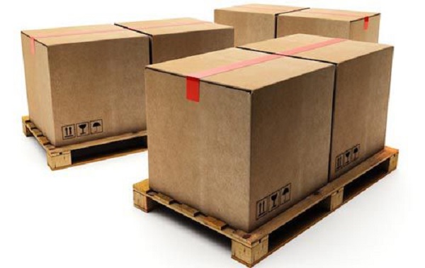 LP Mới  Keyword:  quy cách đóng gói hàng xuất khẩu 90 quy cách đóng gói 320 quy cách đóng gói là gì 40   Title: Quy cách đóng gói hàng xuất khẩu đúng chuẩn nhất  Meta: Muốn hàng hóa được xuất khẩu ra nước ngoài và đến tay người nhận một cách nguyên vẹn thì bạn cần tìm hiểu quy cách đóng gói hàng xuất khẩu dưới đây!  Outline: H2: Quy cách đóng gói là gì? H2: Những quy định chung khi đóng gói hàng hóa xuất khẩu H2: Yêu cầu chi tiết về bao bì khi đóng gói hàng xuất khẩu H2: Phân loại bao bì đóng gói hàng hóa H2: Các bước đóng gói hàng xuất khẩu đúng chuẩn H2: Cách đóng gói một số hàng hóa cụ thể H2: Một số lưu ý khi thực hiện đóng gói hàng hóa xuất khẩu                   Bạn có biết trong hoạt động xuất nhập khẩu, việc để gửi một kiện hàng ra nước ngoài cần phải tuân theo rất nhiều quy định, trong đó bao gồm cả yêu cầu về quy cách đóng gói hàng xuất khẩu. Ngoài ra, ở mỗi mặt hàng sẽ có những yêu cầu chi tiết về đóng gói riêng để đảm bảo được thông quan cũng như giúp chúng nguyên vẹn nhất trong suốt hành trình dài. Vì vậy, hôm nay chúng ta sẽ cùng tìm hiểu quy cách đóng gói gửi hàng cũng như một số điều cần chú ý để việc xuất khẩu hàng hóa được diễn ra trơn tru nhất!  Quy cách đóng gói là gì? Quy cách đóng gói là gì? Quy cách đóng gói được hiểu nôm na là những yêu cầu, tiêu chuẩn đóng gói hàng hóa căn cứ vào đặc tính của từng mặt hàng cũng như những tác động vật lý, hóa học,... được dự đoán trước từ bên ngoài ảnh hưởng đến hàng hóa của bạn trong suốt quá trình vận chuyển. Mục đích của việc này nhằm đảm bảo hàng hóa được nguyên vẹn, không bị hư hỏng, tránh trường hợp gây tổn thất chi phí cũng như là căn cứ để xác định trách nhiệm cho các bên liên quan khi có sự cố xảy ra. Vì vậy, đối với bất cứ doanh nghiệp xuất nhập khẩu hàng hóa nào, việc tìm hiểu về quy cách đóng gói là điều hết sức quan trọng. Những quy định chung khi đóng gói hàng hóa xuất khẩu Với bất kỳ loại hàng hóa nào khi vận chuyển đều cần phải được đóng gói cẩn thận, đặc biệt là xuất ra nước ngoài vì hành trình dài và thời gian rất lâu. Do đó, bạn cần tham khảo một số quy định chung khi đóng gói hàng hóa xuất khẩu dưới đây: Sản phẩm phải được đóng gói cẩn thận, sử dụng thêm giấy báo, hạt xốp, túi chống sốc,... để giúp thùng hàng chịu được các tác động vật lý trong quá trình bốc dỡ hàng và chuyên chở. Niêm phong hàng hóa bằng keo, có thể dán nhiều lớp để đảm bảo chắc chắn, tránh trường hợp rơi vỡ hay thất lạc,... Căn cứ vào tính chất từng mặt hàng: chất lỏng, hàng dễ vỡ, hàng chống nước,... mà lựa chọn cách đóng gói phù hợp với tiêu chuẩn. Cần dán thêm cảnh báo bên ngoài thùng hàng để thông báo cho nhân viên xếp hàng cũng như đơn vị vận chuyển biết. Các hàng hóa có hình dạng nguy hiểm như mũi nhọn, cạnh lồi,.. cần dùng băng keo hay giấy gói chuyên dụng để bọc cẩn thận các đầu sắc bén, đảm bảo an toàn cho các bên liên quan. Cập nhật đầy đủ thông tin người nhận và người gửi: họ và tên, phương thức liên lạc, địa chỉ,... để tránh thất lạc hay giao nhầm hàng hóa.  Cảnh báo mặt hàng dễ vỡ trong quy cách đóng gói hàng  Thùng carton được sử dụng phổ biến để đóng gói hàng hóa Yêu cầu chi tiết về bao bì khi đóng gói hàng xuất khẩu Từ những quy định chung về đóng gói hàng hóa, bạn có thể thấy được bao bì đóng vai trò quan trọng để tạo nên quy cách đóng gói hàng đúng chuẩn. Vì vậy, những yêu cầu chi tiết về bao bì cũng được nêu cụ thể dưới đây để bạn có cái nhìn rõ hơn khi chọn mua chúng: Hoạt động xuất khẩu diễn ra thông qua nhiều loại hình vận tải khác nhau: đường bộ, đường biển, hàng không,... Vì vậy, bao bì đóng gói sản phẩm cần phù hợp với từng loại hình vận chuyển. Lựa chọn kích thước phù hợp và dễ bảo quản trên các container, pallet,... Hành trình vận chuyển phải trải qua nhiều nước khác nhau dẫn đến khí hậu cũng khác nhau, do đó bao bì cần phù hợp với sự thay đổi này. Cần đảm bảo về độ bền, dẻo, chịu tác động ngoại lực tốt, không bị biến đổi chất dẫn đến bốc mùi trong suốt quá trình vận chuyển. Thêm các ký hiệu cảnh báo trên bao bì đóng gói với những loại hàng hóa đặc biệt,...  Túi xốp nổ bọc hàng chống sốc Phân loại bao bì đóng gói hàng hóa Hiện nay, người ta thường phân loại bao bì trong quy cách đóng gói hàng theo một số tiêu chí sau đây:  Theo công dụng Bao bì ở bên trong Bao bì ở bên ngoài Theo tần suất dùng Bao bì dùng một lần Bao bì dùng nhiều lần Theo tính chất chịu lực nén Bao bì đóng gói loại cứng Bao bì đóng gói loại nửa cứng Bao bì đóng gói loại mềm Theo vật liệu Vật liệu gỗ Vật liệu kim loại Vật liệu giấy, carton Vật liệu tre nứa Vật liệu nhân tạo…  Các bước đóng gói hàng xuất khẩu đúng chuẩn Phân loại mặt hàng cần đóng gói Hàng hóa cần được phân loại theo màu sắc từng loại hàng, khu vực giao nhận,... Kí hiệu số thứ tự trên từng thùng hàng Cập nhật biểu mẫu danh sách hàng hóa để theo dõi và đối chiếu Tiến hành đóng gói Căn cứ vào loại hàng hóa cũng như quy định, chọn ra cách đóng gói, bao bì đóng gói phù hợp (như thùng carton, màng bọc nhựa Pe,..) Đặt các kiện hàng cần gửi lên pallet gỗ Bọc các thùng hàng bằng bìa carton hay vật liệu cứng Tiến hành cố định các góc bằng tấm bìa lót Dùng dây đai buộc cố định kiện hàng với pallet, đế chân để tránh bị xê dịch trong quá trình di chuyển Sử dụng màng Pe hay vật liệu chống nước để bao quanh bên ngoài kiện hàng. Niêm phong, ghi chú số lượng hàng hóa tránh thất thoát.  Pallet cố định hàng trong quy cách đóng gói hàng xuất khẩu Ký nhận đã giao hàng Sau khi hàng hóa được giao, người nhận hàng sẽ kiểm tra lại số lượng hàng hóa đã được kê khai và tiến hành ký biên bản giao nhận. Cách đóng gói một số hàng hóa cụ thể Các mặt hàng điện tử Với tính chất đặc trưng của các mặt hàng điện tử như tivi, máy tính, tủ lạnh,.. rất dễ bị hư hỏng nếu môi trường có độ ẩm quá cao hay các tác động mạnh của ngoại lực, chủ hàng thường rất kỹ trong việc đóng gói các mặt hàng này. Chúng được bọc nhiều lớp bằng các vật liệu chống va đập như túi chống sốc, màng xốp bóp nổ, mút xốp,.. và dùng băng dán để cố định thật chắc chắn. Ngoài ra, các chủ hàng còn dùng các loại thùng carton dày 3 lớp hay 5 lớp để bọc bên ngoài mới an tâm khi gửi hàng.  Hoạt động sản xuất hàng điện tử Hàng hóa là chất lỏng Khi vận chuyển những hàng hóa bằng chất lỏng, điều đáng lo ngại nhất của chủ hàng cũng như đơn vị chuyên chở là chúng bị chảy ra ngoài do tác động rung lắc. Do đó, đối với những mặt hàng này, bạn cần lấp đầy các khoảng trống bên trong kiện hàng bằng vách ngăn hay vật liệu chống sốc.   Đóng gói hàng hóa là chất lỏng Đồ thủy tinh, gốm sứ Đây đều là những mặt hàng cực kì dễ vỡ, nếu không được bao bọc cẩn thận. Vì vậy, với quy cách đóng gói hàng xuất khẩu của những sản phẩm này, bạn cần ưu tiên sử dụng các túi xốp khí chống sốc bọc nhiều lớp và xếp chúng ngay ngắn trong thùng carton để hạn chế rủi ro. Ngoài ra, cần dán thêm cảnh báo hàng dễ vỡ để các nhân viên bốc dỡ hàng có thể nhẹ tay hơn.  Quy cách đóng gói hàng gốm sứ Hàng hóa có kích thước lớn Những mặt hàng có kích thước lớn, không đều các mặt thường được bọc một lớp màng bóng trước khi tiến hành đóng vào thùng gỗ hay thùng carton. Những chiếc thùng này sẽ được lựa chọn theo kích thước của sản phẩm nhằm giúp cố định cũng như xếp được nhiều hàng hóa hơn trong một container hàng. Tuy nhiên, nếu lựa chọn thùng gỗ, sau khi đóng hàng, các doanh nghiệp cần xử lý hóa chất để đảm bảo hàng hóa không bị hư hỏng trong thời gian dài.  Đóng gói máy móc xuất khẩu Một số lưu ý khi thực hiện đóng gói hàng hóa xuất khẩu Cùng với sự phát triển của nền kinh tế, các mặt hàng trôi nổi cũng xuất hiện và được bán tràn lan trên thị trường. Vì vậy, trước khi đặt mua các loại bao bì, cần tìm hiểu kĩ về chất liệu. Tốt hơn hết hãy yêu cầu gửi mẫu thử để đánh giá chất lượng chính xác nhất. Để tiết kiệm thời gian và nhân công, bạn hãy lên kế hoạch đóng gói và xếp hàng trước khi tiến hành thực hiện. Trong quy cách đóng gói, nếu chọn vật liệu bằng gỗ, không nên để gỗ bị ẩm ướt vì rất dễ sinh ra mốc trong điều kiện thiếu không khí cũng như ánh sáng. Đảm bảo tải trọng cont hàng theo quy định và lưu giữ những giấy tờ quan trọng để dễ dàng xử lý khi xảy ra các phát sinh. Nước ta đang đẩy mạnh hoạt động xuất khẩu, vì vậy nếu bạn đang có kế hoạch đưa sản phẩm của mình ra nước ngoài thì trên đây chắc chắn là những thông tin cần thiết đối với bạn. Ngoài ra, nếu bạn có thắc mắc xoay quanh quy cách đóng gói hàng xuất khẩu, hãy comment ngay bên dưới bài viết hoặc liên hệ hotline 0243 662 7265 -   0982 36 22 55 - 0949 04 22 55 để được giải đáp nhé!