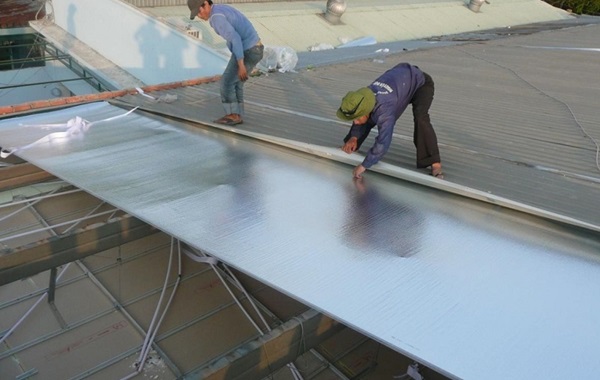 Mút cách nhiệt có trọng lượng nhẹ nên dễ dàng cắt, ghép