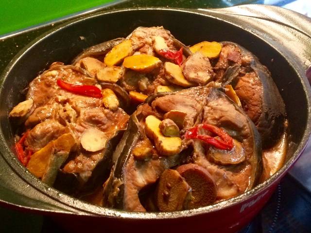 Cá ngạnh kho nghệ ngon cơm