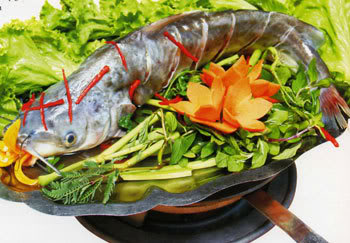Lẩu cá ngạnh chua cay đậm vị