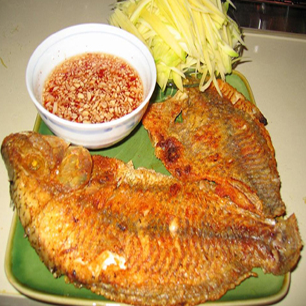 Rô phi chiên giòn ăn cùng nước mắm gừng chua cay
