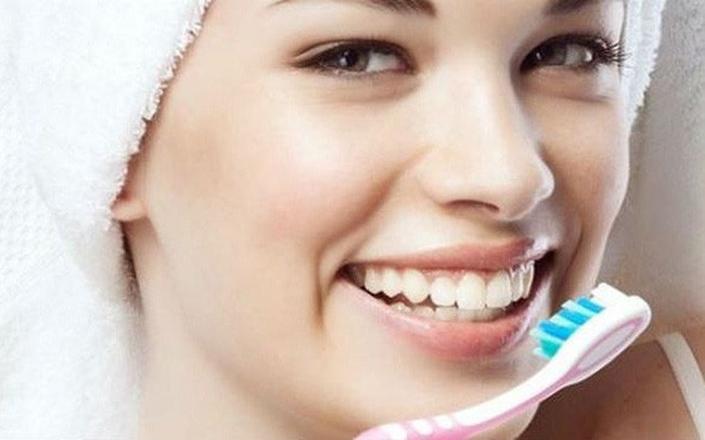 BẬT MÍ MẸO GIÚP RĂNG TRẮNG SÁNG
