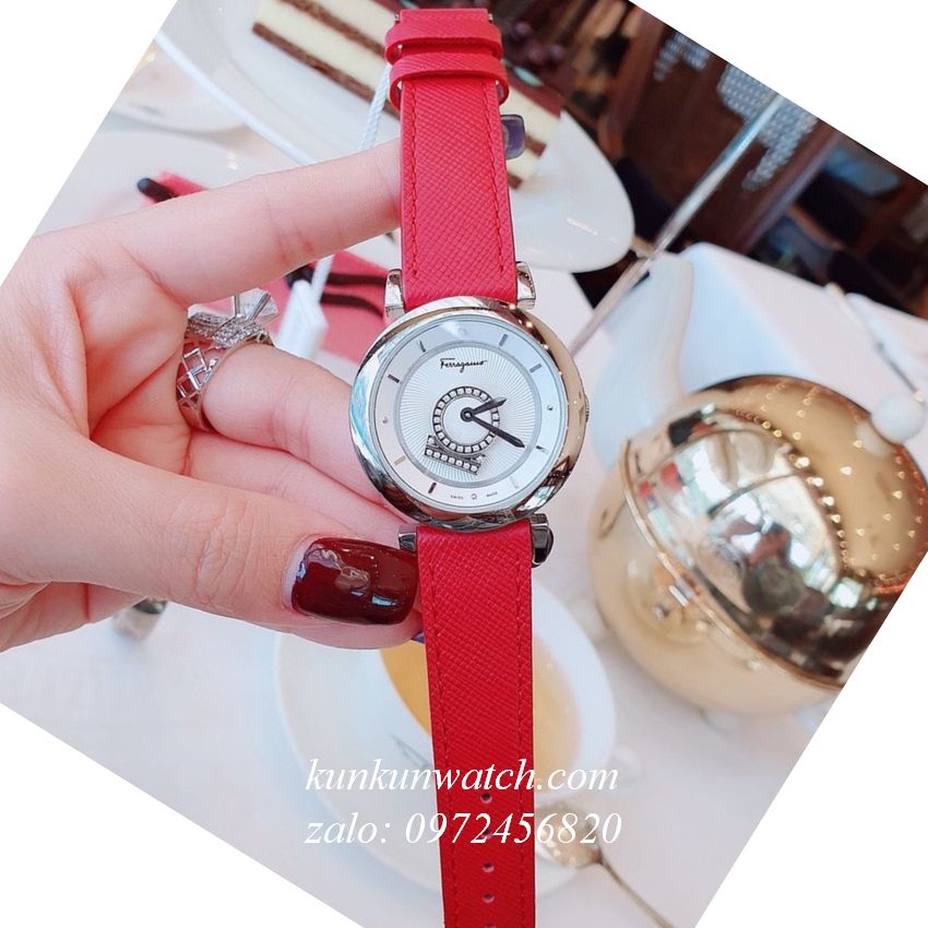 Đồng hồ nữ Salvatore Ferragamo là một món quà tuyệt vời dành cho các chị em phụ nữ yêu thời trang và đẳng cấp. Được làm từ chất liệu cao cấp, với một thiết kế thanh lịch và sang trọng, chiếc đồng hồ này chắc chắn sẽ làm tăng sự tự tin cho người sử dụng.