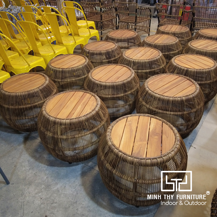 Mặt bàn gỗ Teak kết hợp khung nhôm và sợi nhựa giả mây.