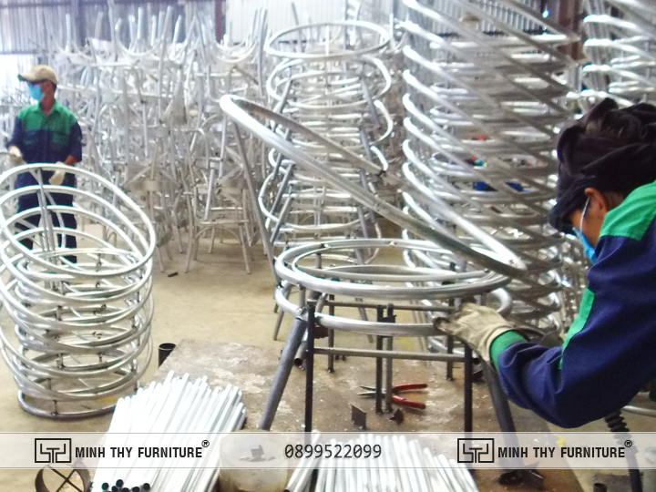 Qúa trình sản xuất bàn ghế mây ban công 2 Hàn định hình khung Bàn ghế nhựa giả mây ban công MT2A158