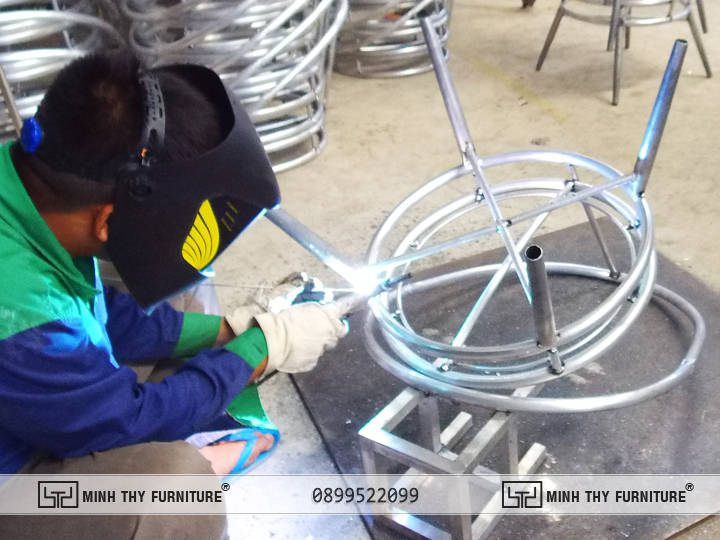 Qúa trình sản xuất bàn ghế mây ban công 3 Hàn kín khung Bàn ghế nhựa giả mây ban công MT2A158