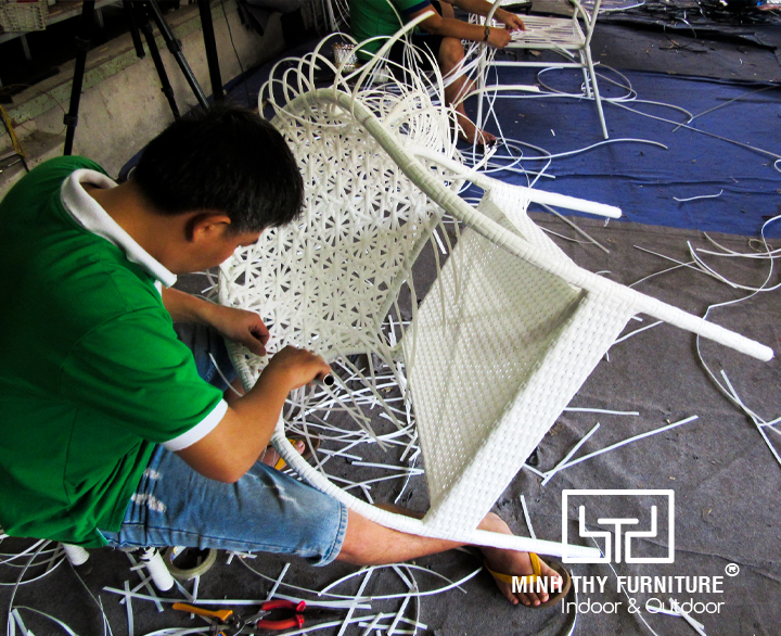 Bàn ghế nhựa giả mây hỏng? Minh Thy sửa chữa chuyên nghiệp cho bạn.