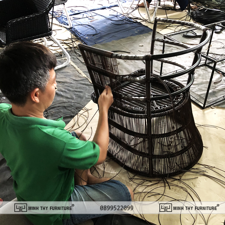 Bộ bàn ghế nhựa giả mây MT 2A240 7 Quá trình sản xuất bộ bàn ghế nhựa giả mây MT 2A240